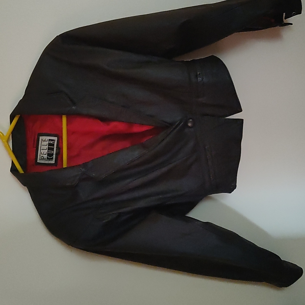 Vintage leather jacket by Pelle Cuir size small.